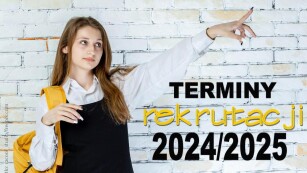 Dziewczyna z plecakiem w szkolnym stroju, pokazuje ręką przed siebie, obok napis Terminy rekrutacji 2024/2025